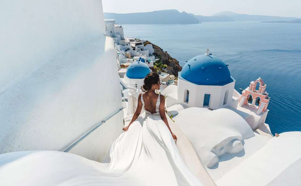 flying-dress-photo-shooting-is-santorini-white-gown